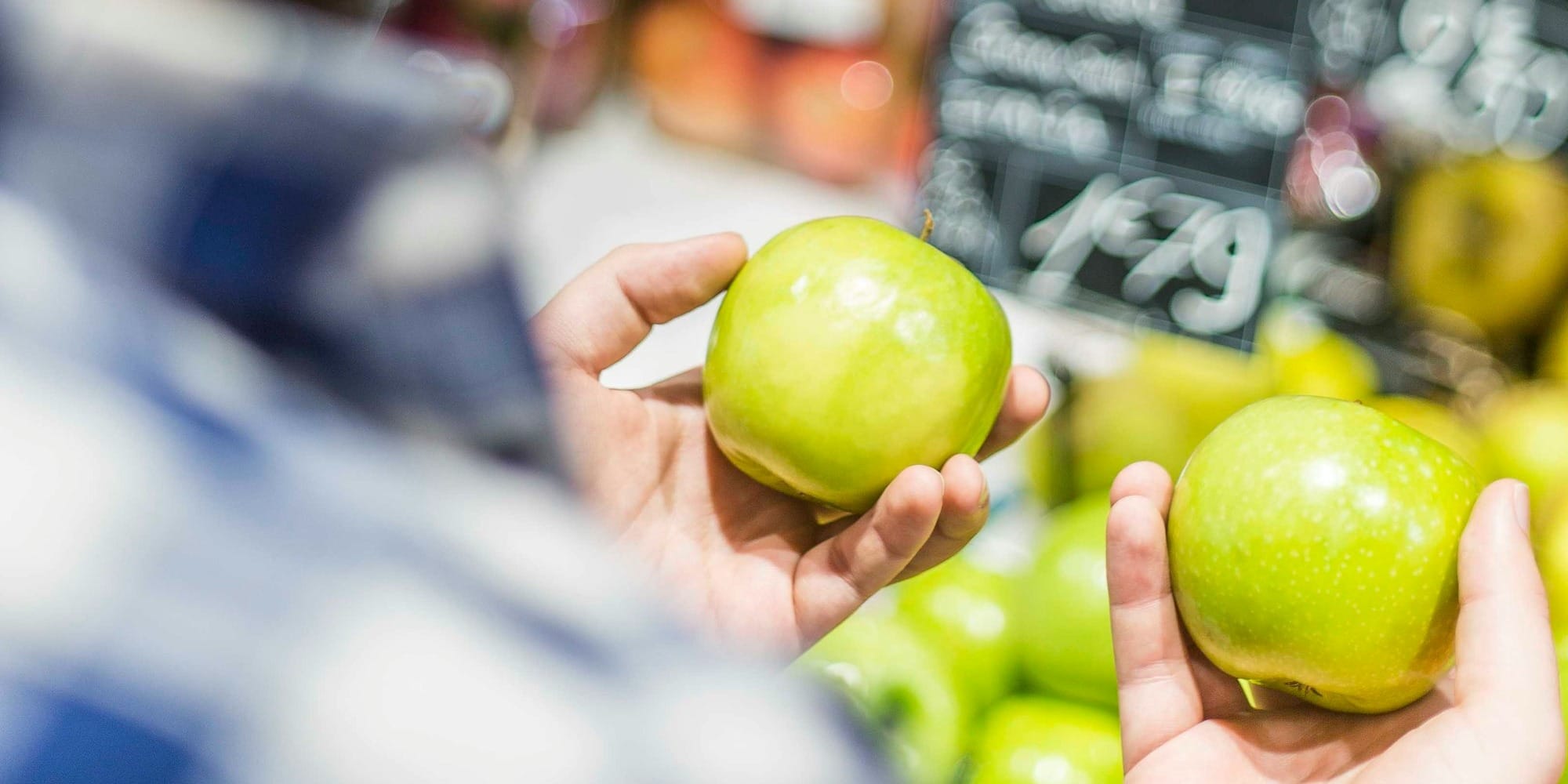 shallow focus photography of red apples