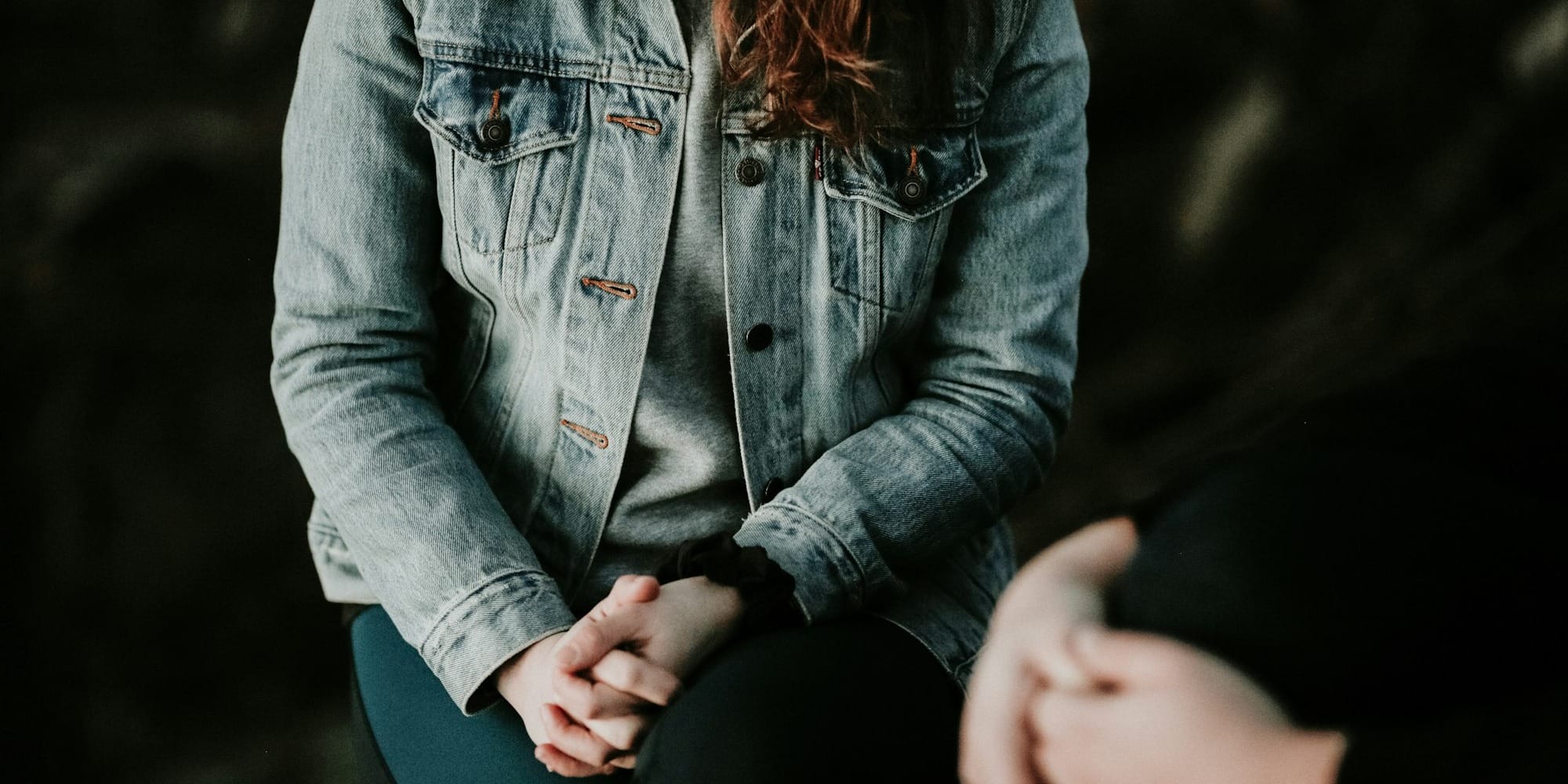 woman wearing gray jacket